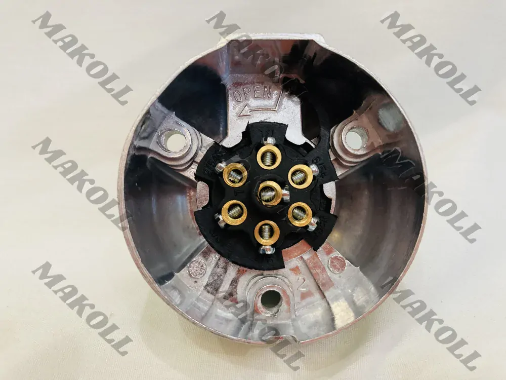 Zásuvka 7 pólová kovová