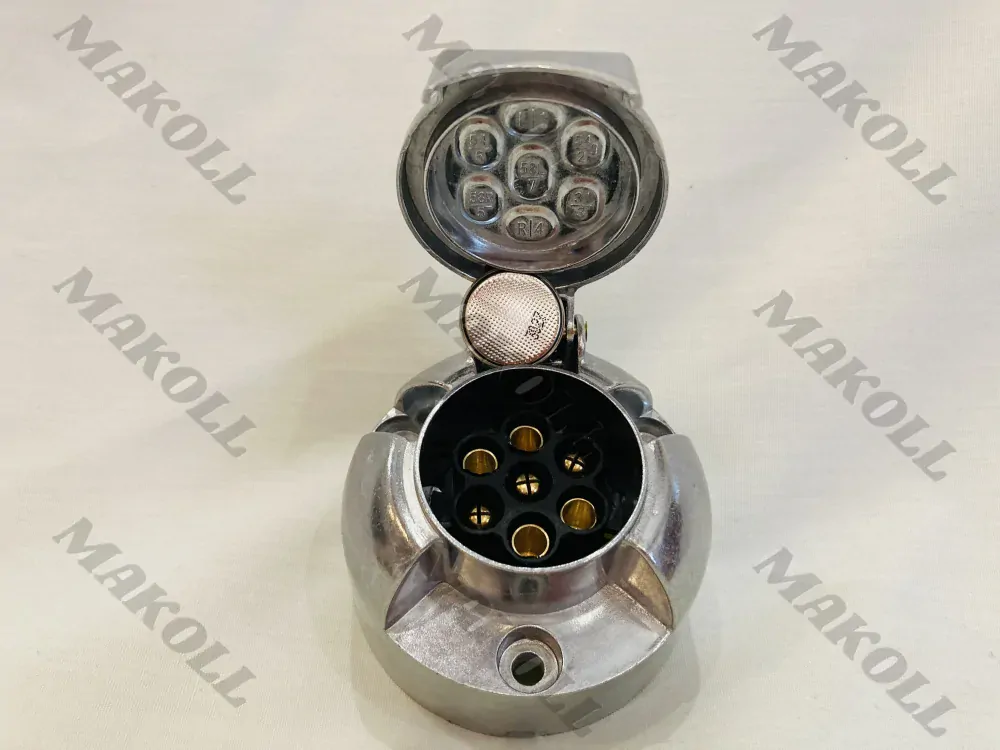 Zásuvka 7 pólová kovová